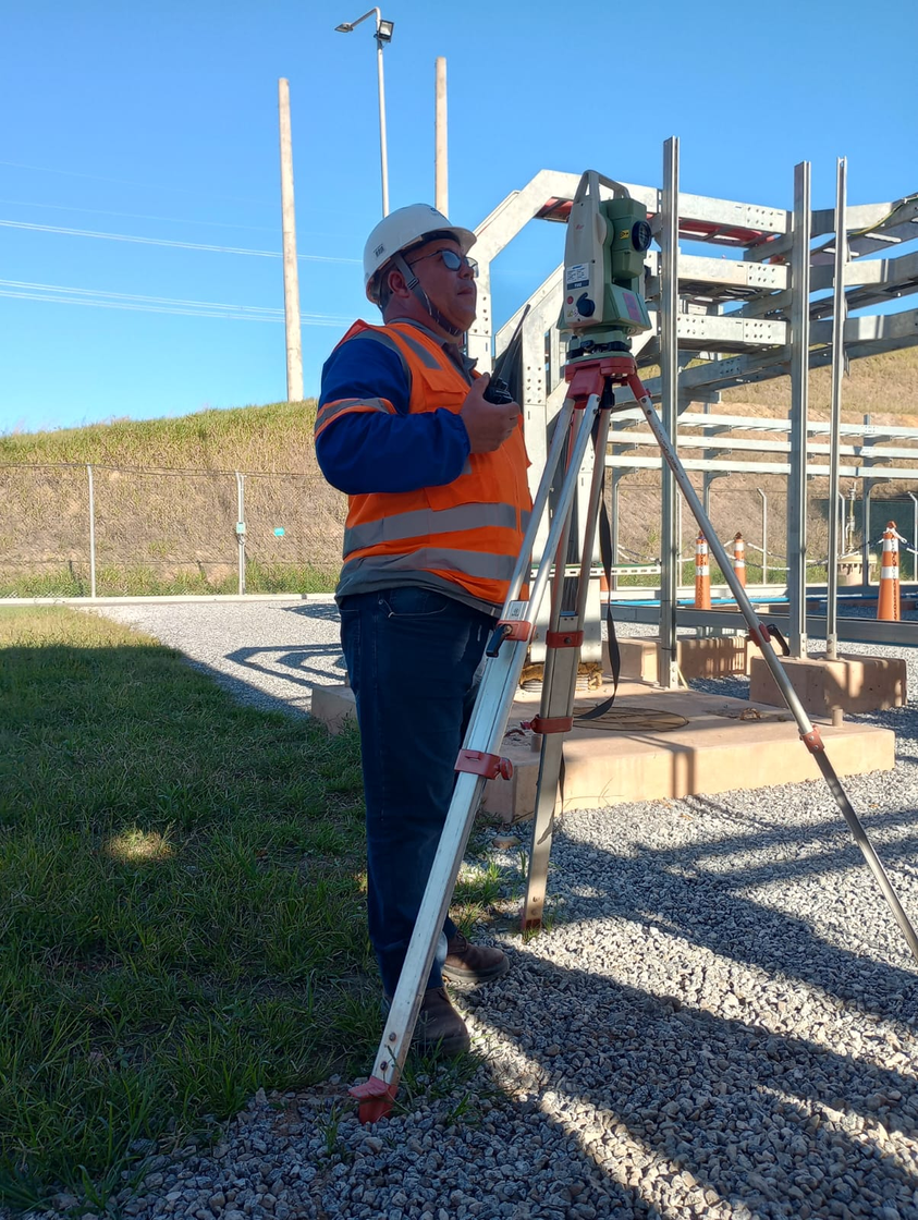Topógrafo da JMD realizando levantamento em campo